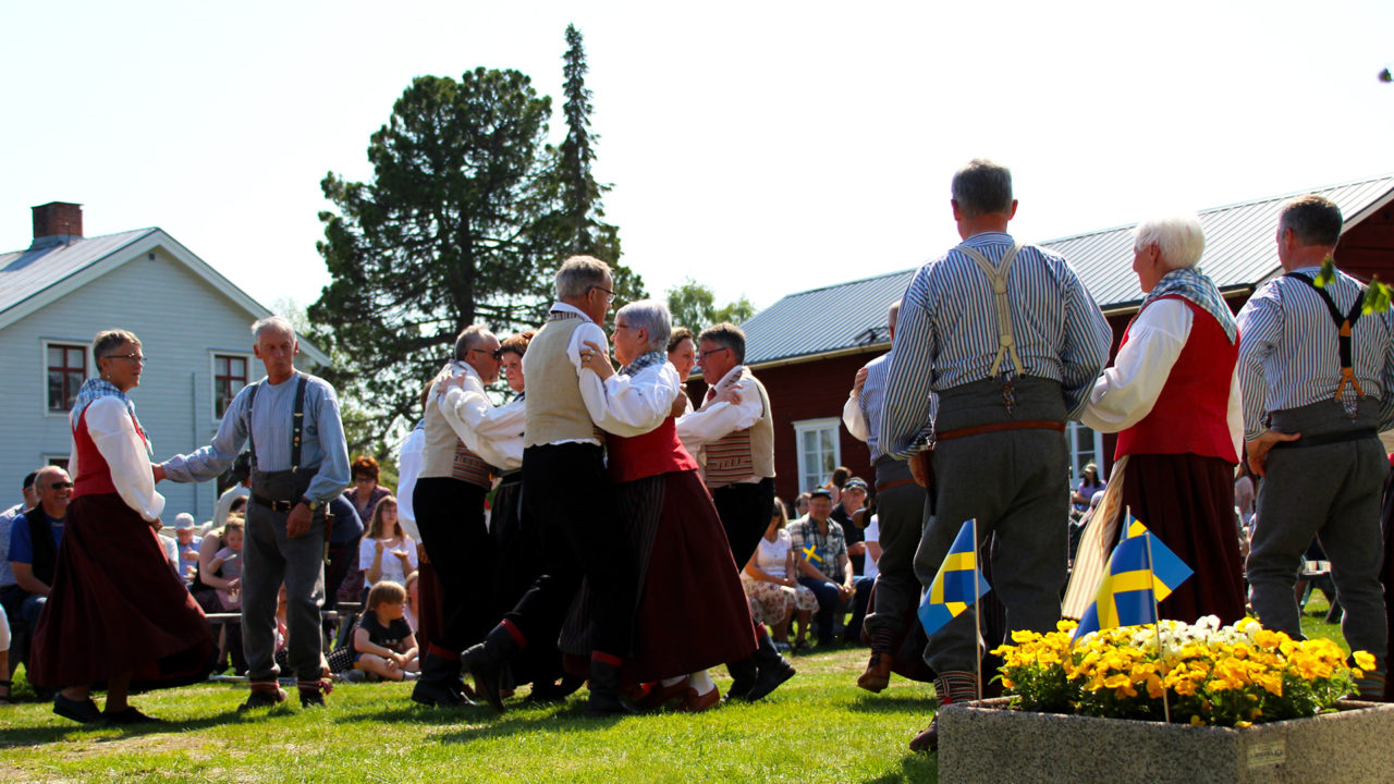 Björnlaget i Norsjö dansar på nationaldagsfirandet.