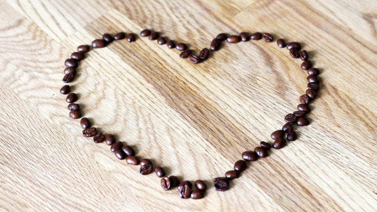 Hjärta format av kaffebönor.