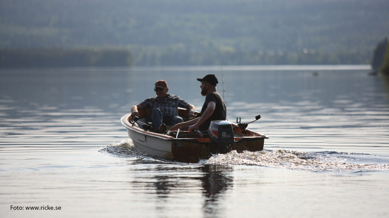 Två män i en fiskebåt.