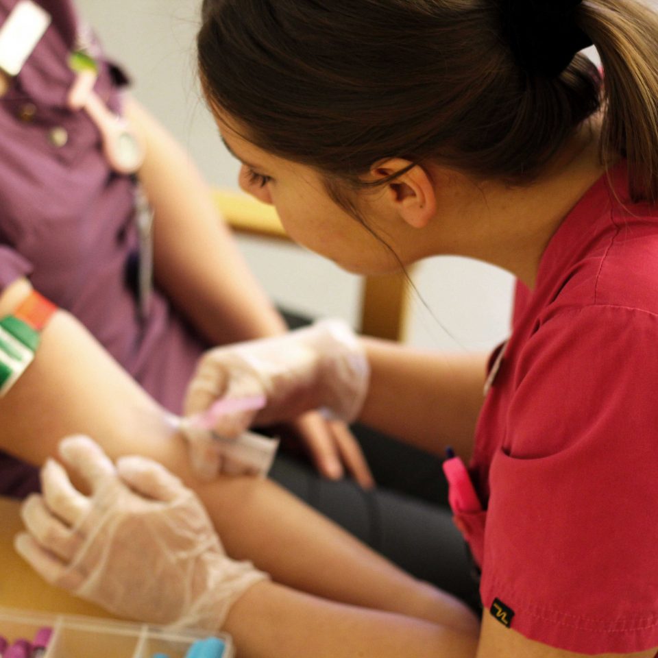 Sjuksköterska tar blodprov