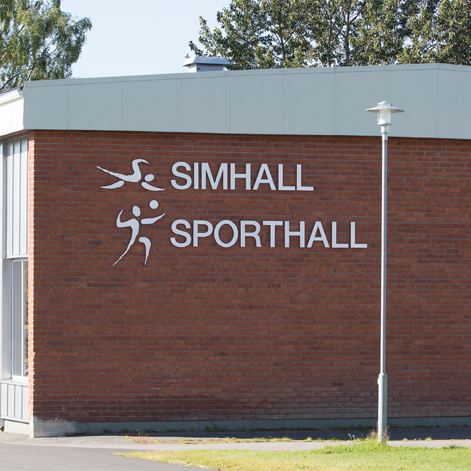 Bild på nuvarande sim -och sporthallen. Tegelbyggnad.