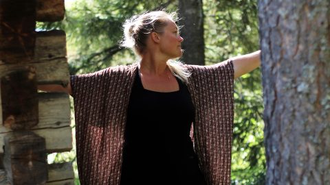 Isa gör yoga i skogen.