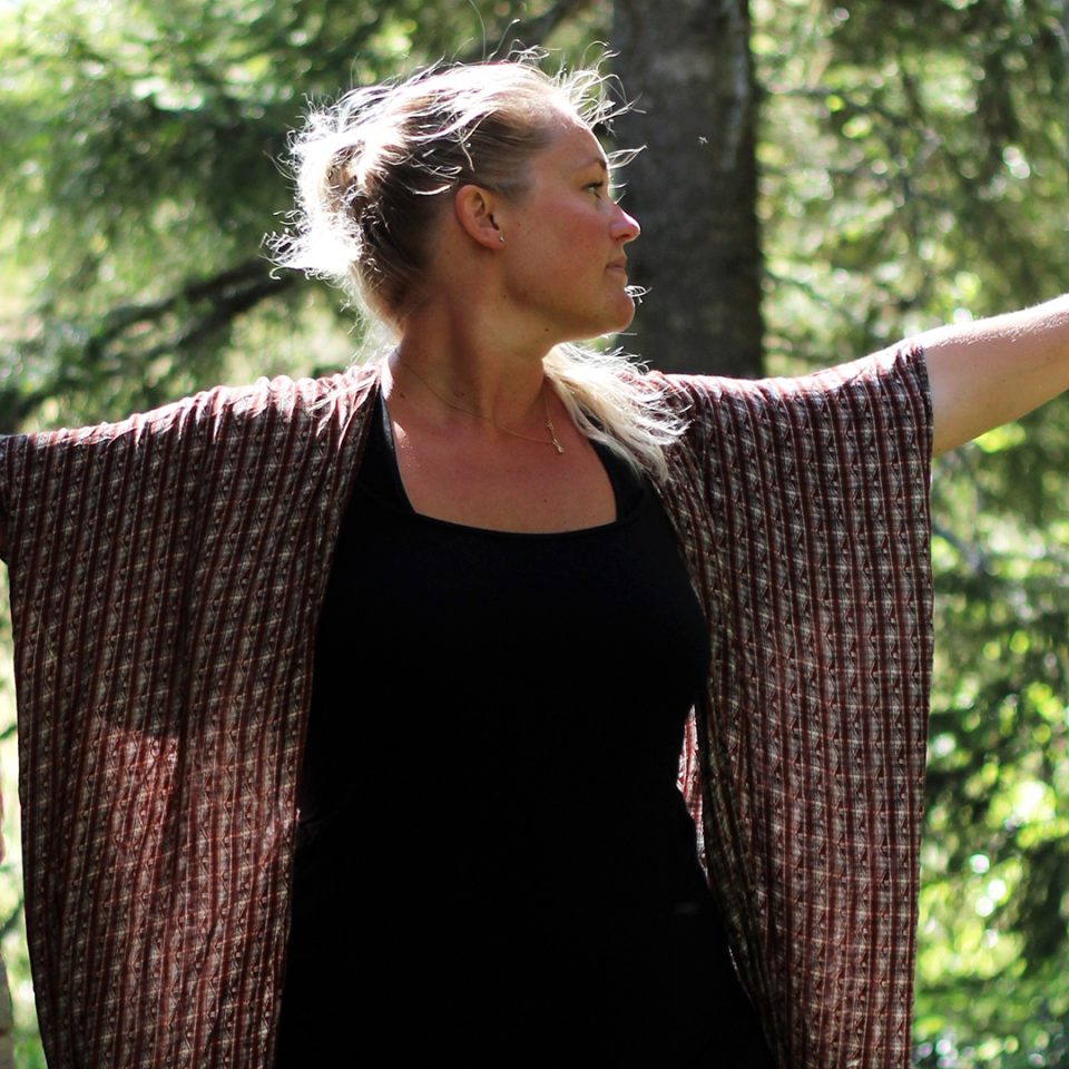 Isa gör yoga i skogen.