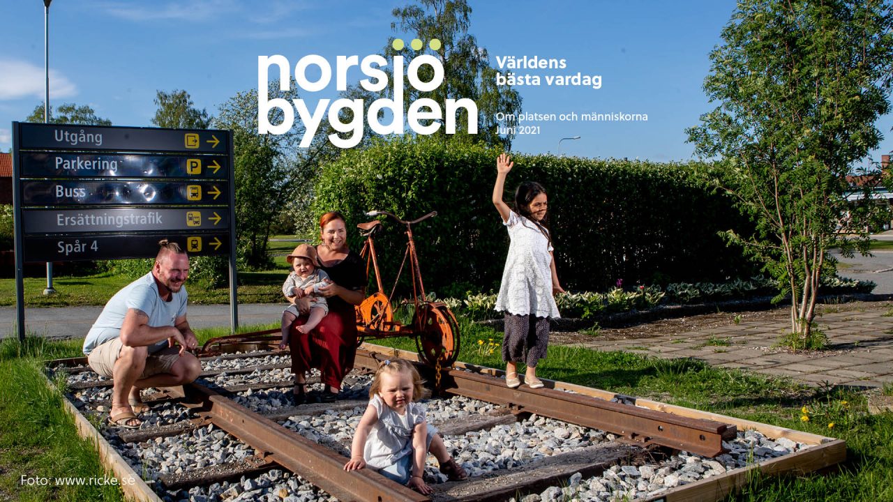 Sommarbild på familj med tre barn.