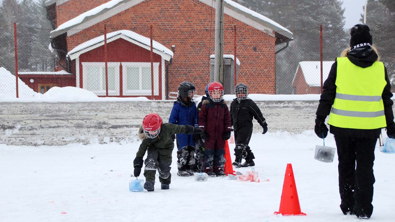Barn som spelar curling.