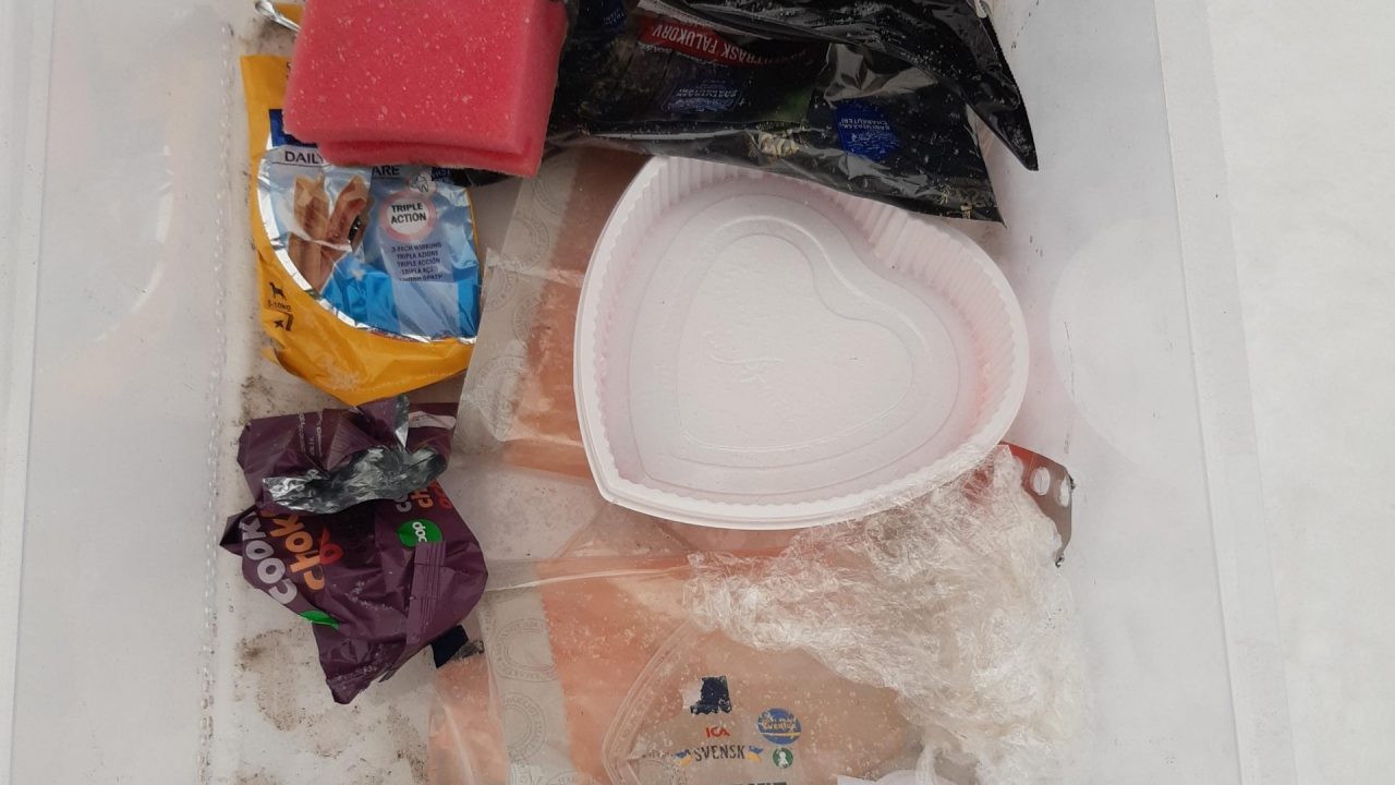 plastförpackningar på snö