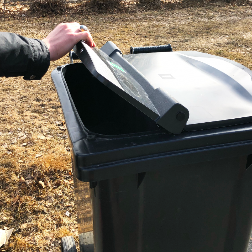 Soptunnan med ett fack för matavfall och ett fack för restavfall.