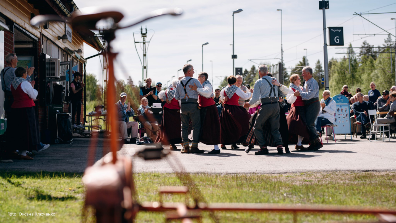 Björnlaget dansar på järnvägsstationen i Bastuträsk.