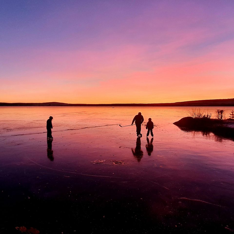 Skridskoåkning i solnedgång