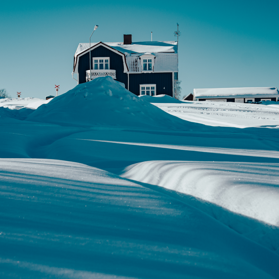 Hus i eftermiddagssol. Vinterbild