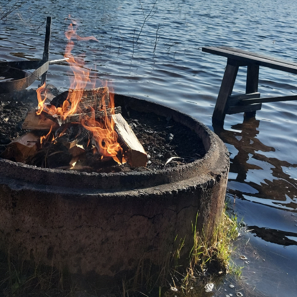 Grillplats i en sjö.