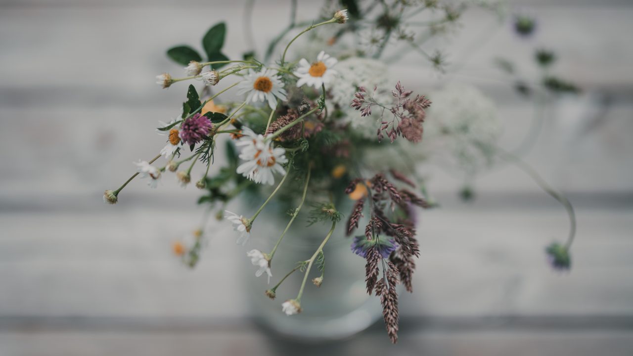Blommor i en vas på ett bord