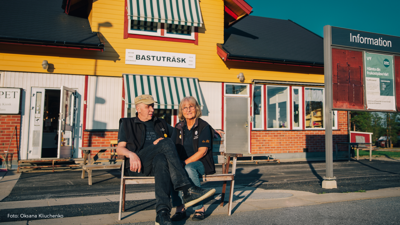 Man och kvinna utanför järnvägsstationen i Bastuträsk.