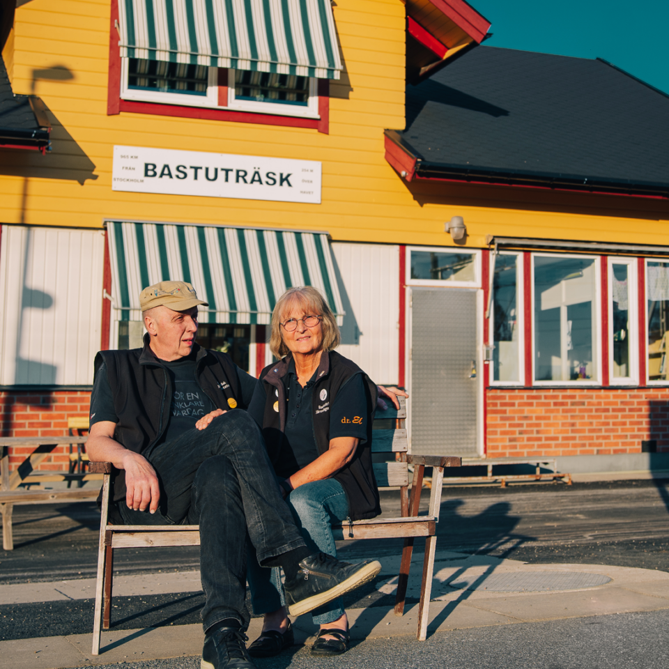 Man och kvinna utanför järnvägsstationen i Bastuträsk.