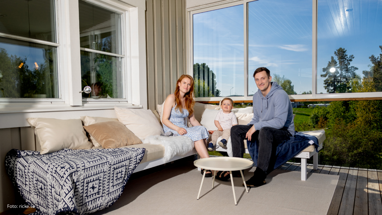 Familj i en soffa i en inglasning.