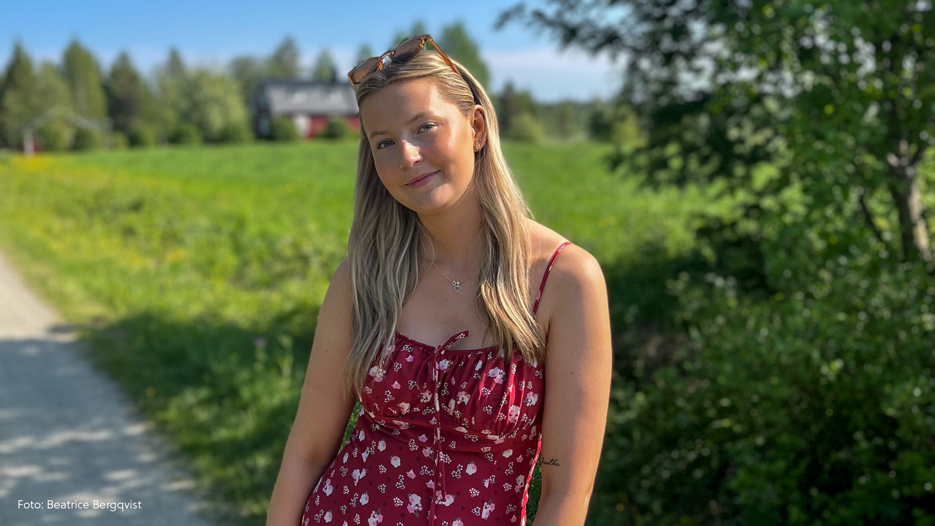 Ung kvinna i röd klänning. 