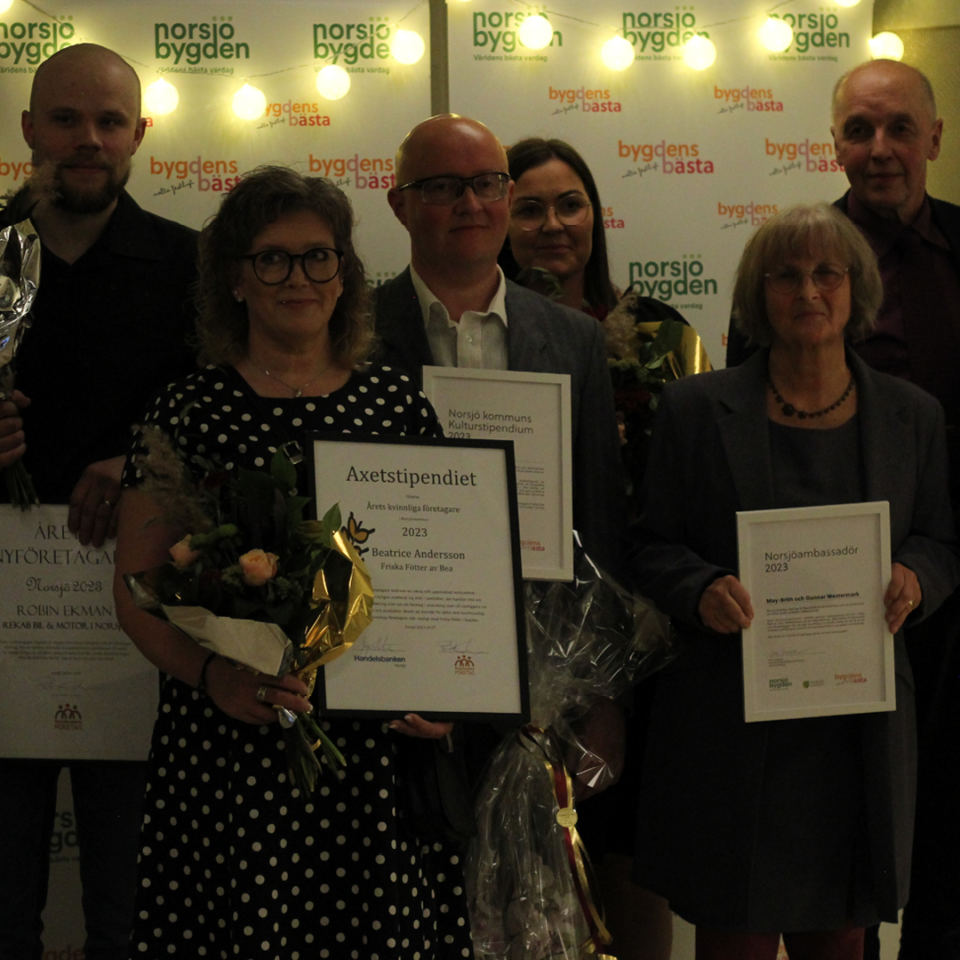 Gruppbild med glada pristagare.