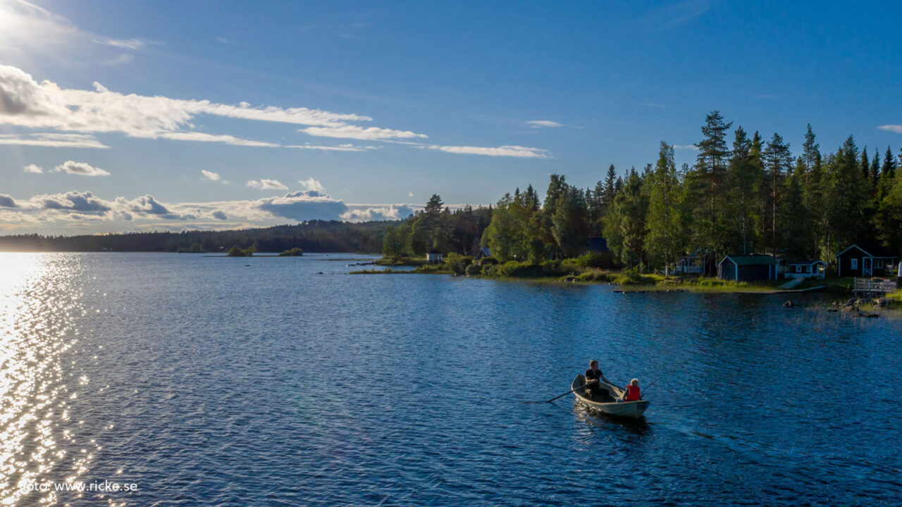 En båt i en sjö.