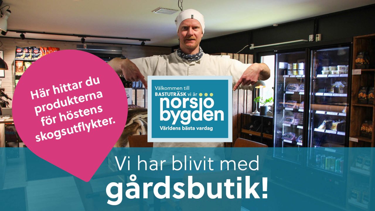 Man som pekar mot en skylt på magen med texten Norsjöbygden världens bästa vardag.