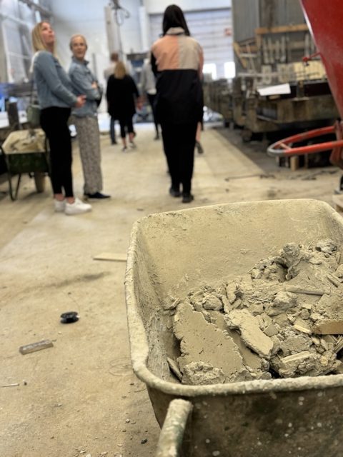 Skottkärra med cement hos Norsjö Betong.