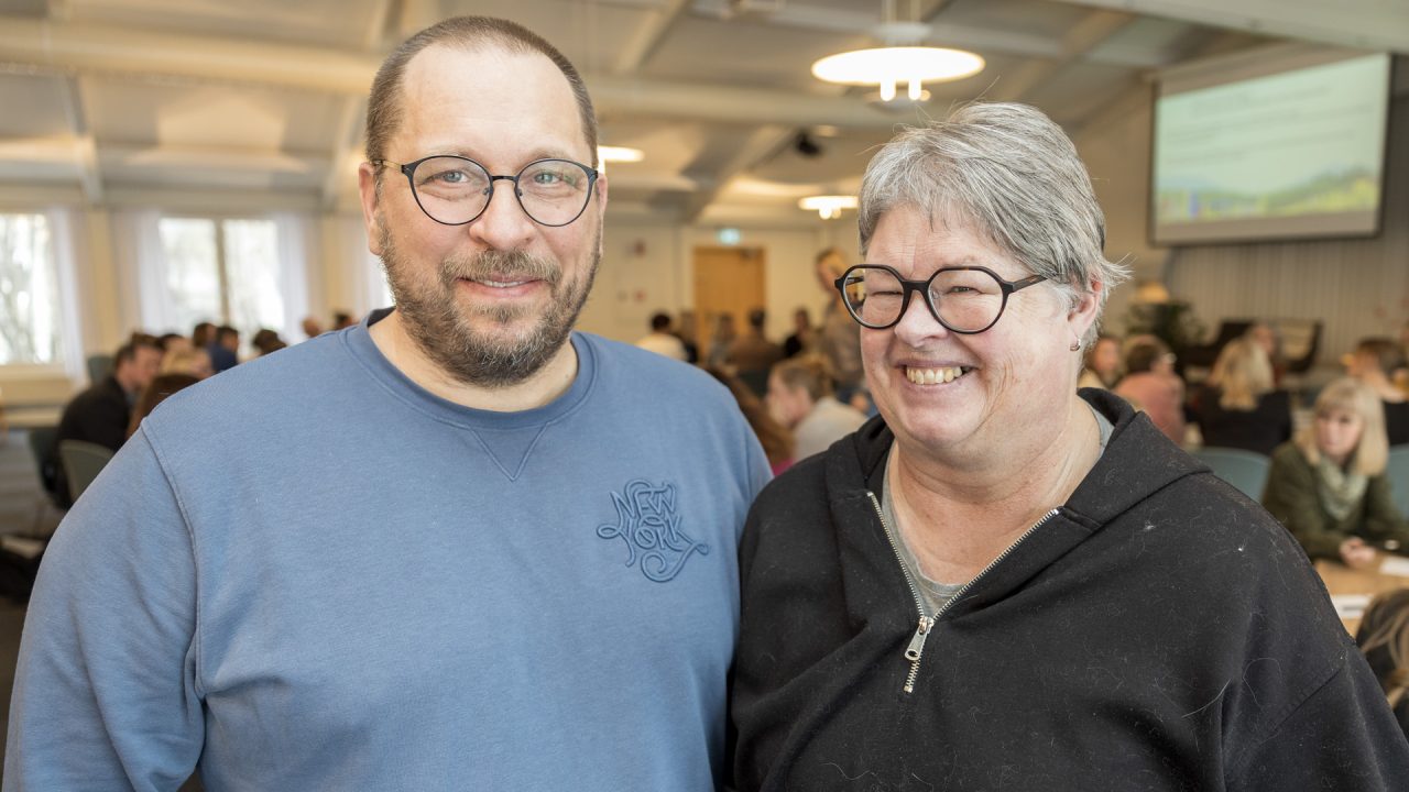 Portrött på två chefer i en konfeensmiljö.