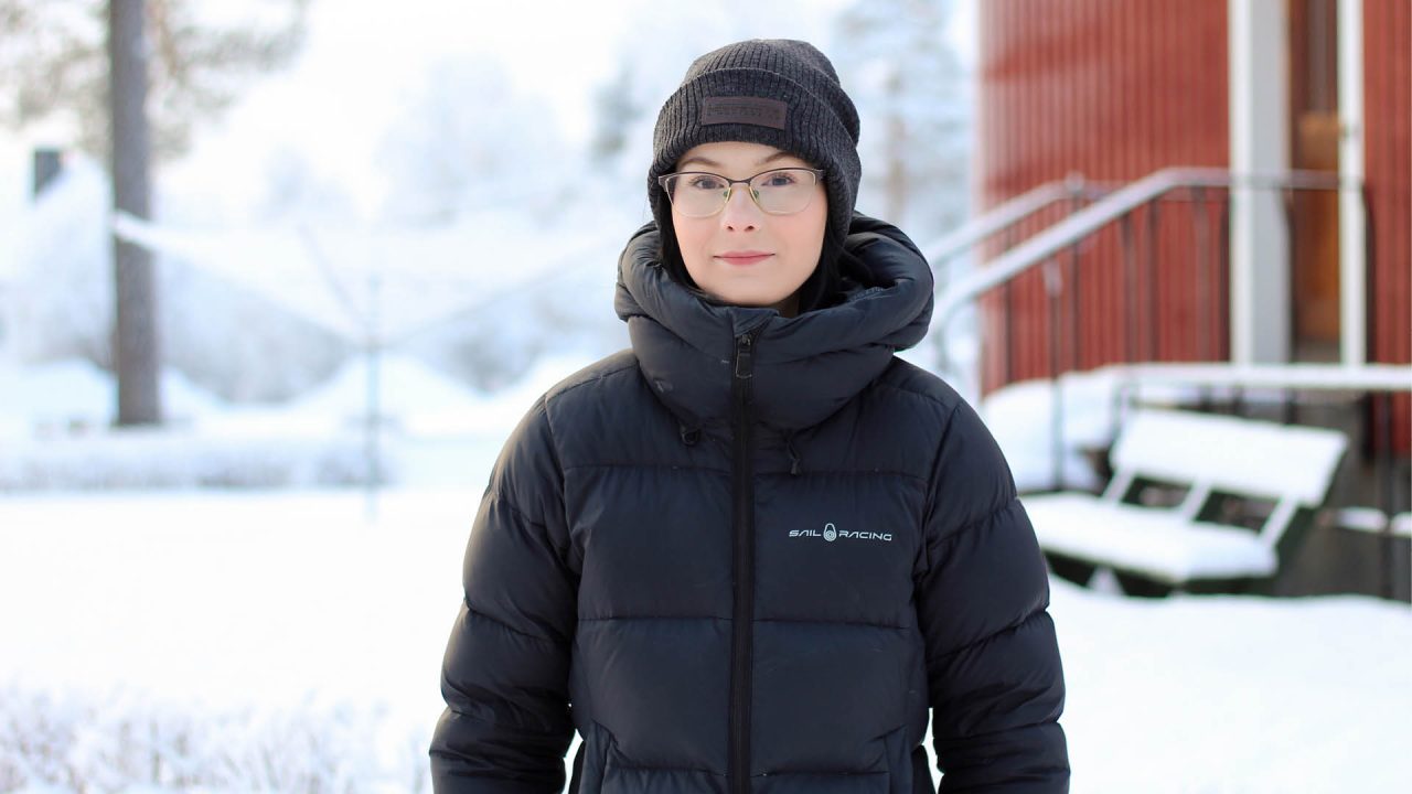 Porträttbild av ung kvinna i vintermiljö.