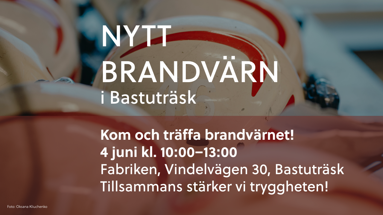 Hjälmar från räddningstjänsten. Text skriven i vitt. "Nytt brandvärn i Bastuträsk"