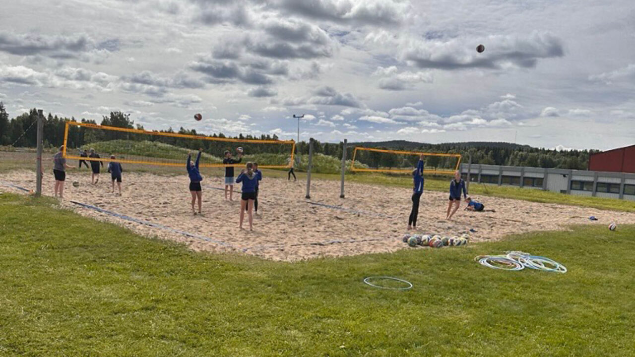 Ungdomar som spelar beachvolley