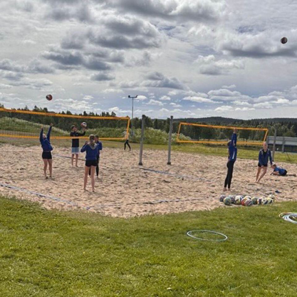 Ungdomar som spelar beachvolley