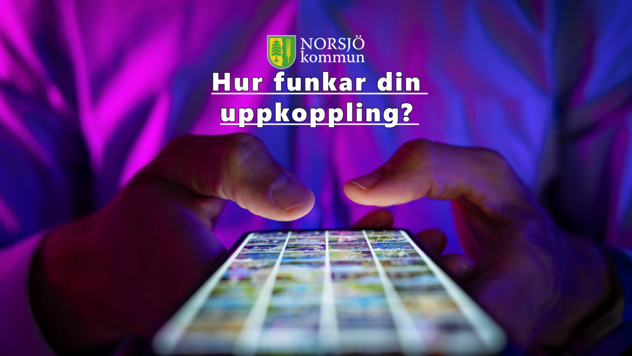 Ett par händer där tummarna knappar på en mobiltelefon med bilder
