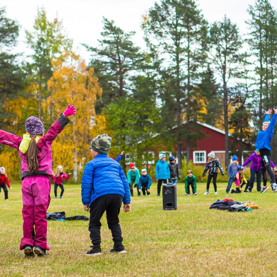 Barn som leker på en gräsyta i Sorsele